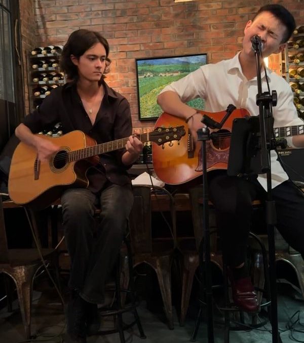 Live at Cafe 2 Oyster n Grill, Hong Kong . Ryan and Nick, singing the best of classic songs